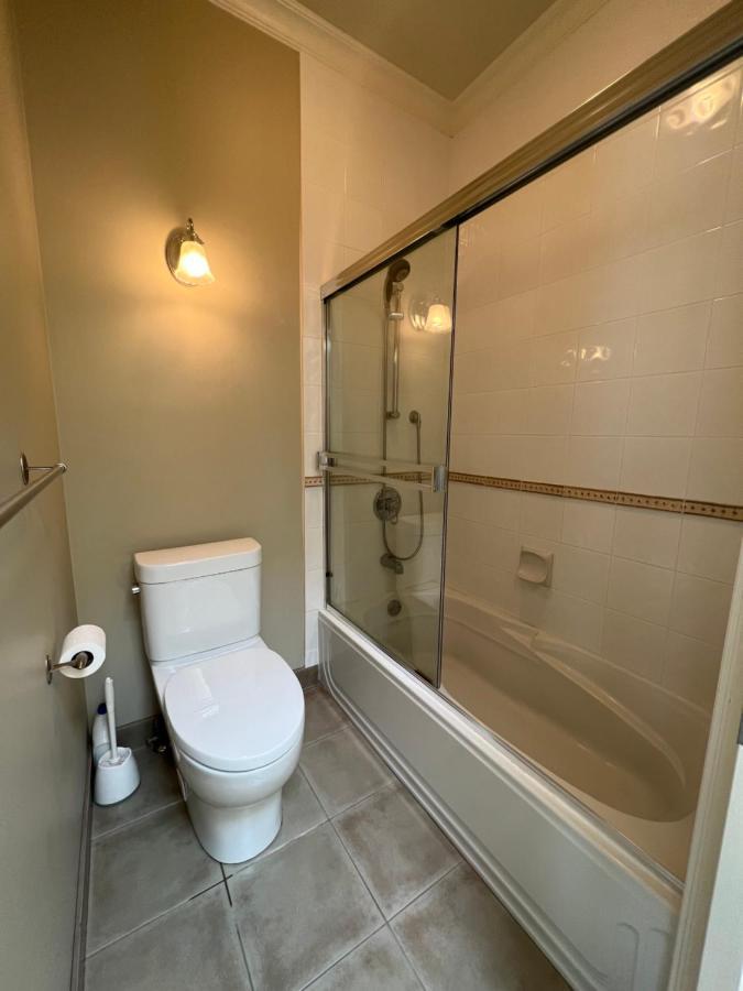 A Cozy Bedroom With A Private Washroom Close To Yvr Richmond Extérieur photo