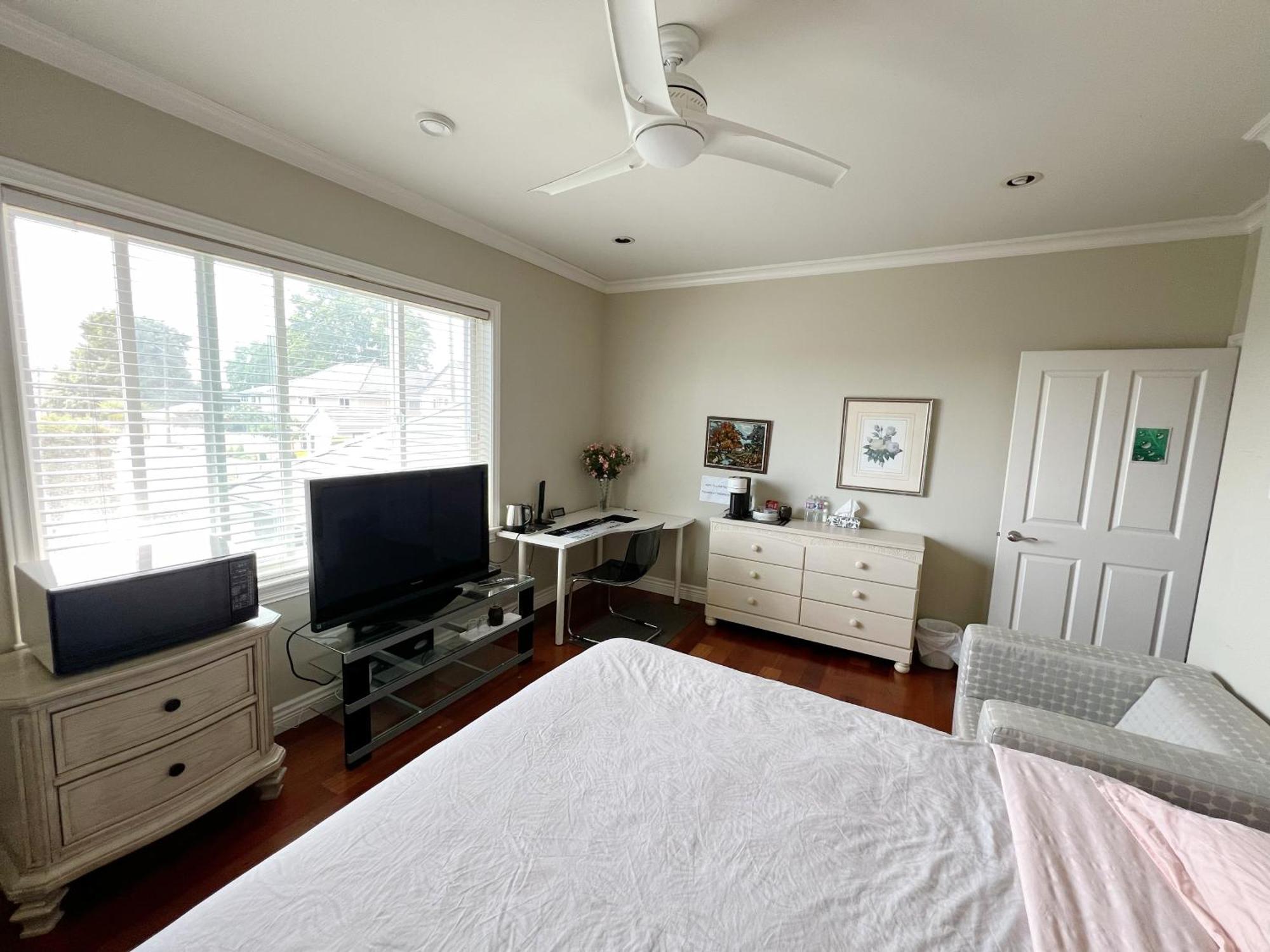 A Cozy Bedroom With A Private Washroom Close To Yvr Richmond Extérieur photo